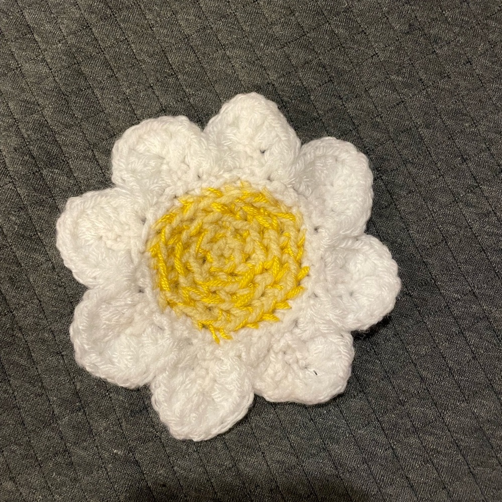 NWT white and pastel yellow daisy crochet coasters set of 6